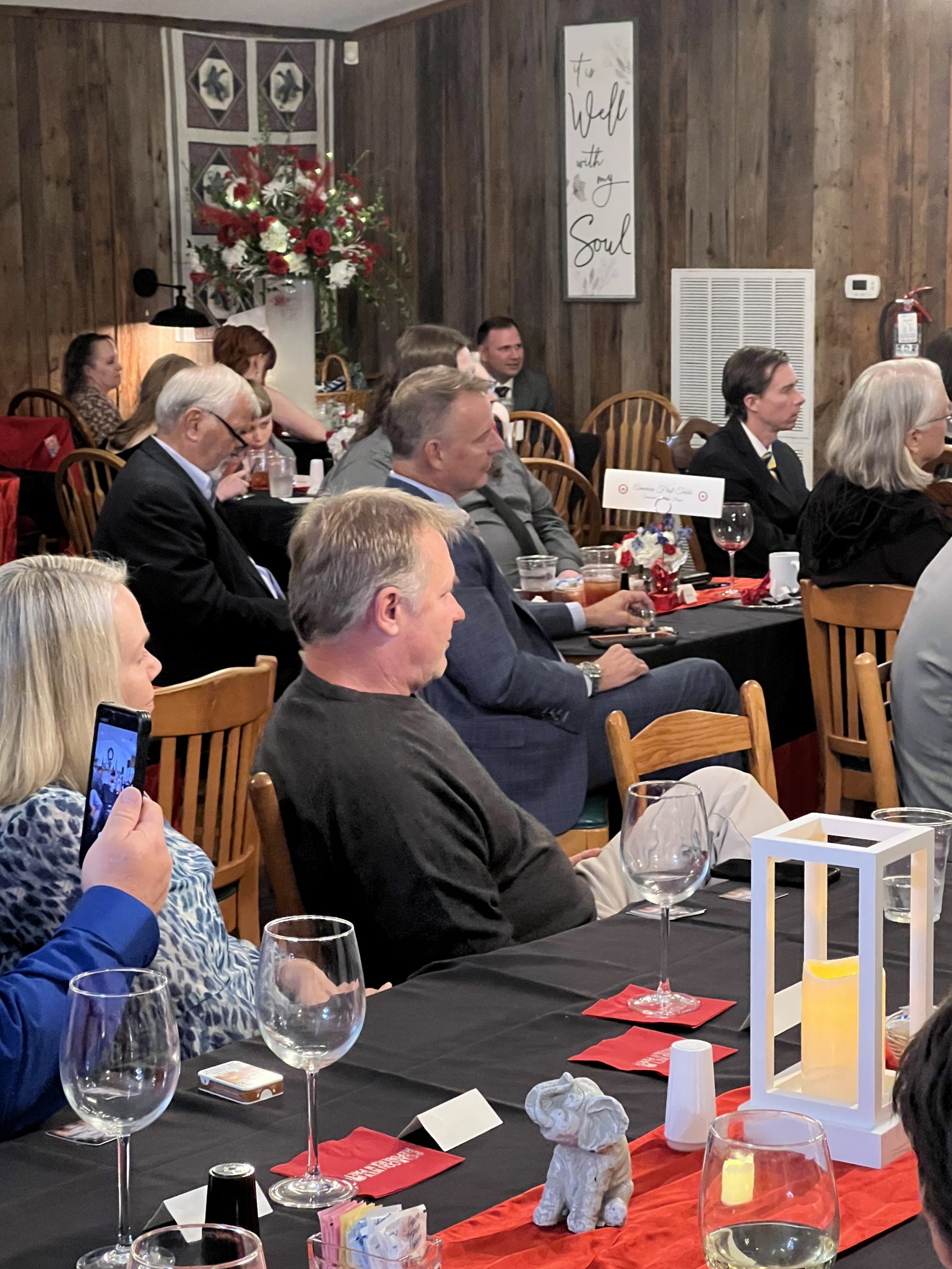 Lt Col Allen West, Executive Director of ACRU Action speaking to the crowd at the Polk County Republican Lincoln Reagan dinner.